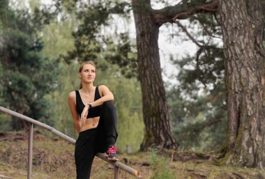 genç güzel kadın koşu sonra bir dinlenme