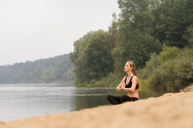 genç güzel kadın pratik Yoga Orman Gölü
