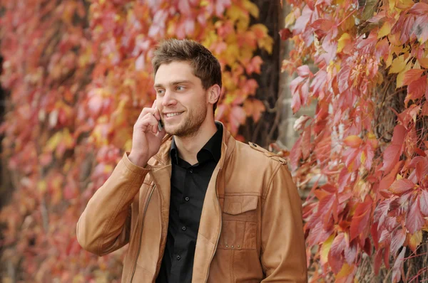 Retrato de hermoso atractivo joven con estilo hablando en t — Foto de Stock