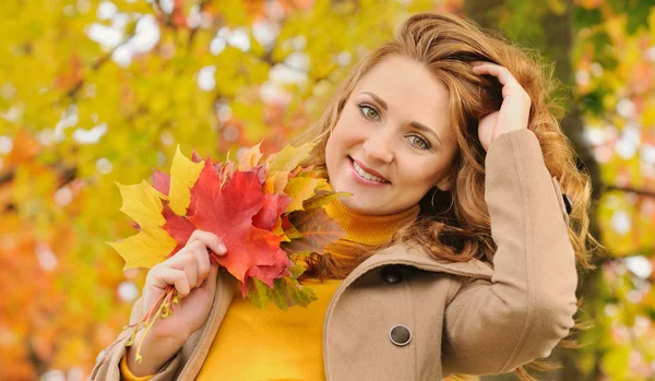 Portrait of beautiful attractive stylish young woman in autumn p — Stock Photo, Image