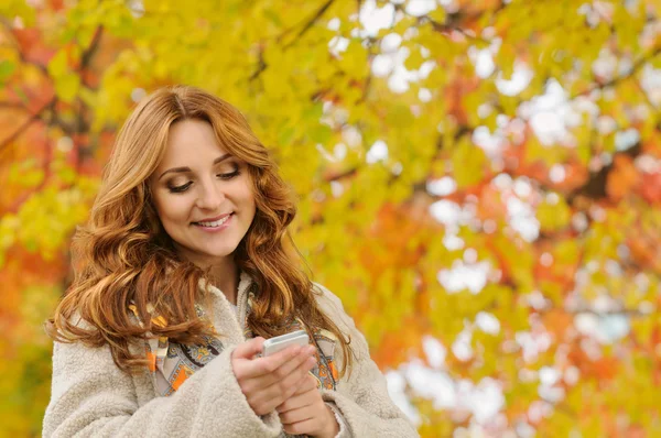 Portrait of beautiful attractive stylish young woman typing sms — Stock Photo, Image