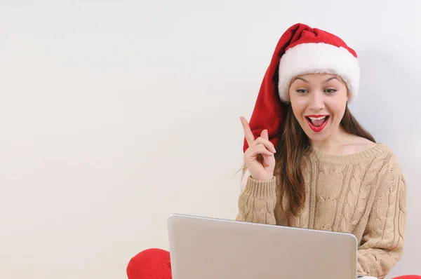 Bella giovane donna in cappello di Babbo Natale hanno un'idea di gif Natale — Foto Stock