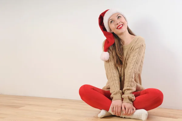 Carino giovane donna in cappello di Babbo Natale sognando di regalo di Natale — Foto Stock