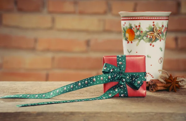 Pequeña caja de regalo lindo y taza de té con cinamon para Navidad —  Fotos de Stock