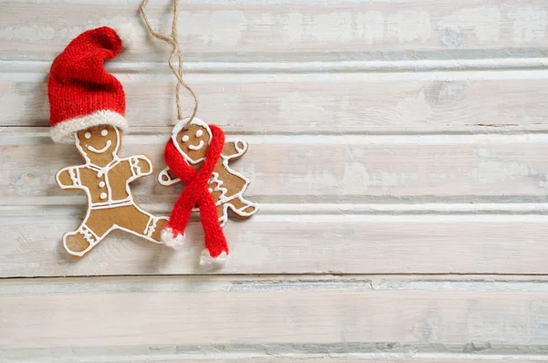 Dolci biscotti fatti in casa in divertente cappello di Babbo Natale su bianco — Foto Stock