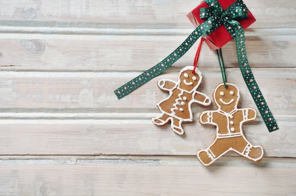 Galletas caseras dulces con regalo para Navidad en madera vieja blanca —  Fotos de Stock