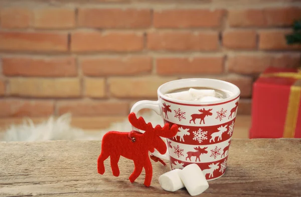 Varm kakao drink med söta marshmallow på tegel bakgrund — Stockfoto