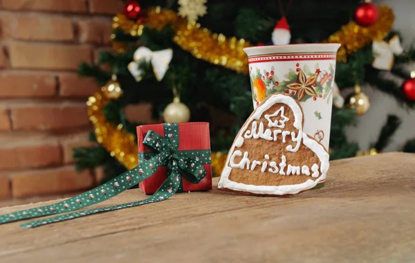 Regalo y galletas con taza de té de cinamón para Navidad —  Fotos de Stock