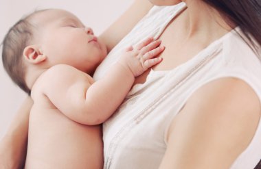 annesi ile şirin yeni doğan bebeğin yumuşak görüntü
