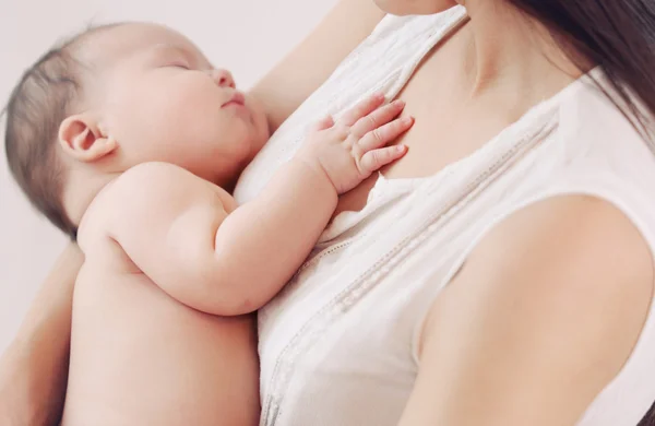 annesi ile şirin yeni doğan bebeğin yumuşak görüntü