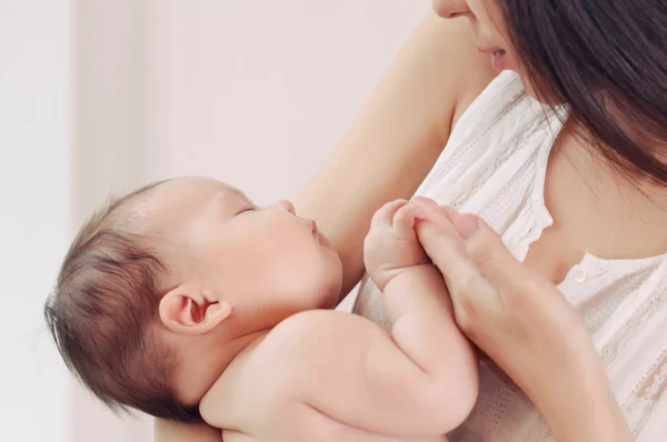 Zachte beeld van moeder en haar pasgeboren baby — Stockfoto