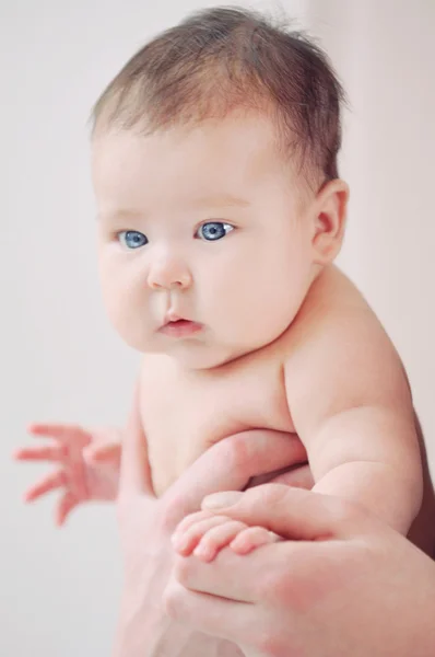Carino neonato nelle mani del padre sicuro guardando fuori attraverso — Foto Stock
