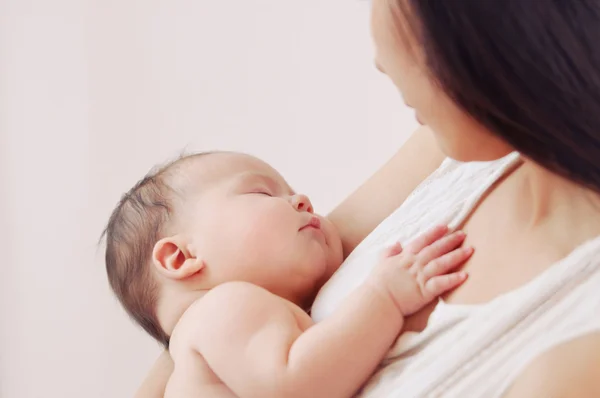 Imagem suave do bebê recém-nascido com a mãe — Fotografia de Stock