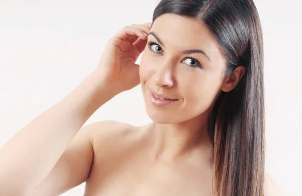 Bella donna sorridente con forti capelli sani e luminosi — Foto Stock