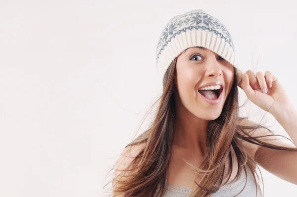 Glückliche emotionale Frau mit winterlicher Strickmütze — Stockfoto
