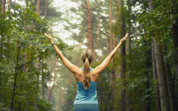 Hälsosam livsstil fitness sportiga kvinnan tidigt i skogsområde — Stockfoto