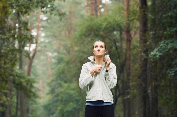 Egészséges életmód fitness sportos nő fut korai a reggel — Stock Fotó