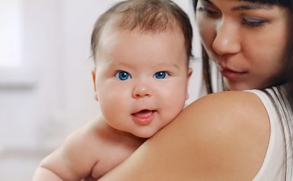 Portret van gezonde pasgeboren baby met grote blauwe ogen, moederschap — Stockfoto