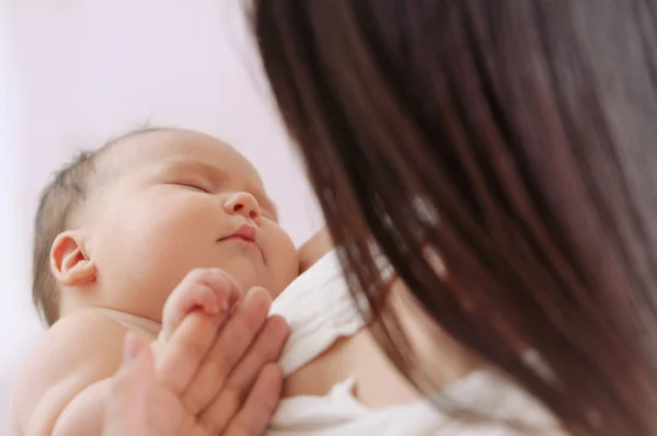 Imagem suave de bebê recém-nascido bonito com a mãe — Fotografia de Stock