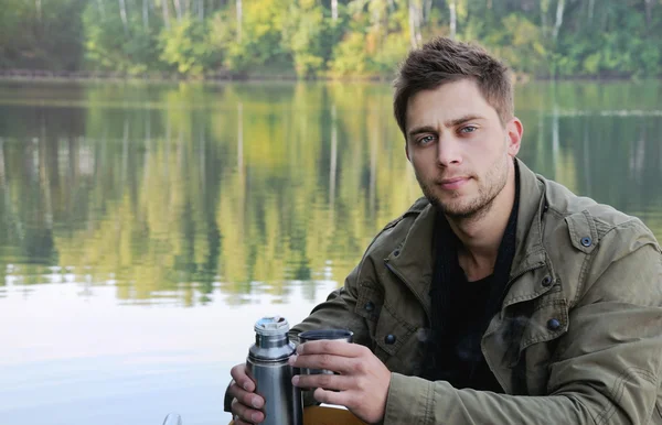 güzel doğa backgrou gölde yakışıklı çekici adam