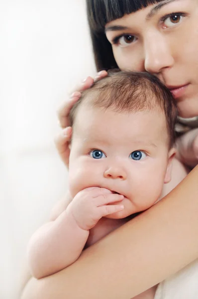Premurosa madre baciare il suo piccolo bambino carino ragazza, concetto di famiglia — Foto Stock