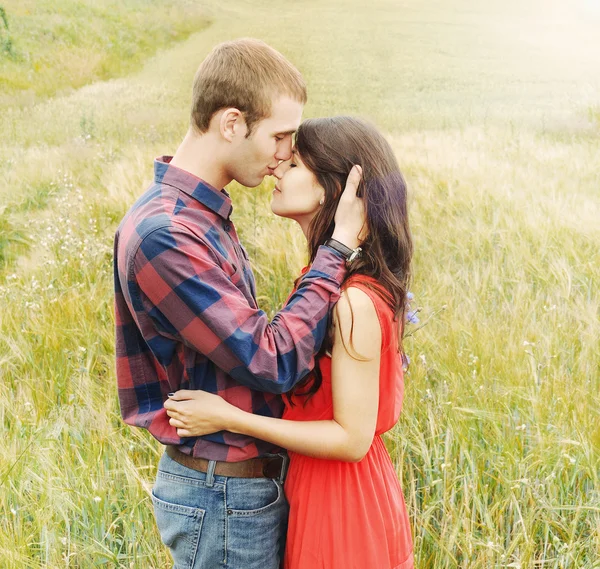 Stunning sensual outdoor portrait of young attractive couple in — Stock Photo, Image