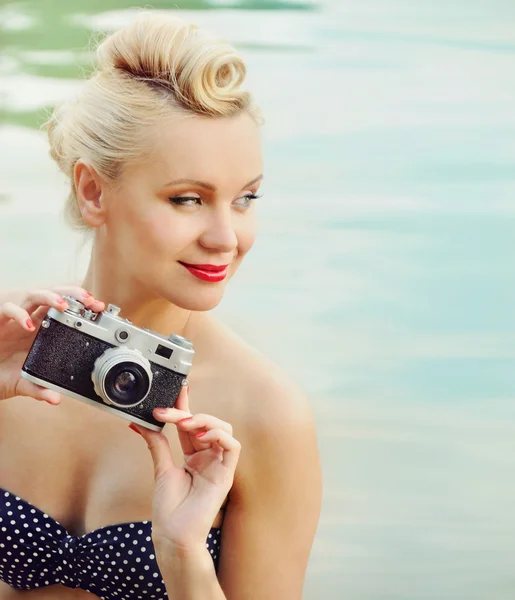 Attractive young woman on the beach with vintage details, travel — Stock Photo, Image