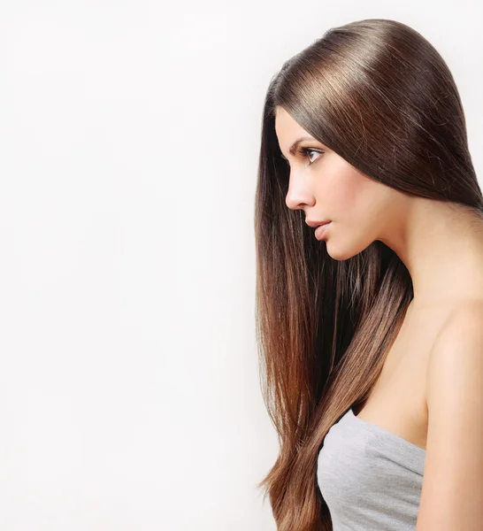 Vacker kvinna med ren hud och stark frisk ljusa hår — Stockfoto