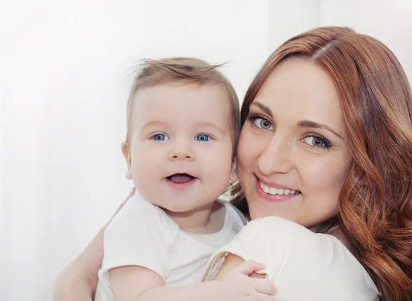 Glad familj potrait vacker ung mamma och hennes söta litt — Stockfoto