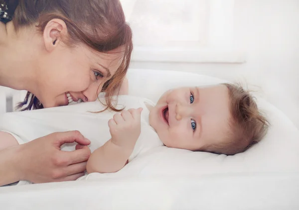 Cariñosa madre risa con su lindo bebé feliz niño Fotos De Stock Sin Royalties Gratis