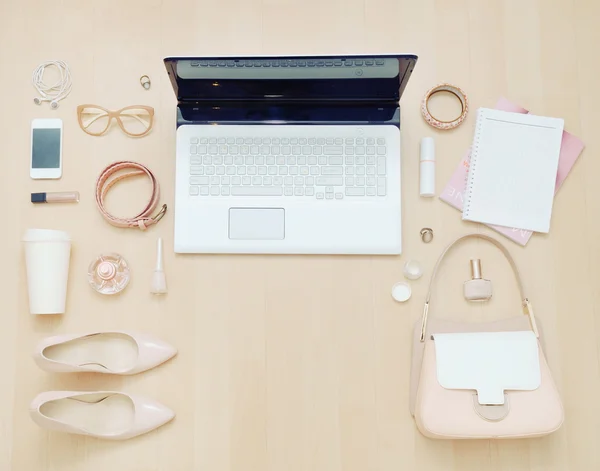 bilgisayar ve şeyler için yumuşak kentsel kadın şık casual kümesi