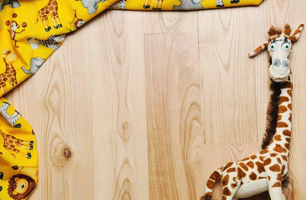 Marco de cosas y juguetes para el bebé recién nacido sobre fondo de madera —  Fotos de Stock