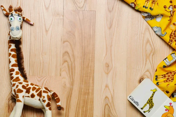 Marco horizontal de cosas y juguetes para el bebé recién nacido en ba de madera —  Fotos de Stock