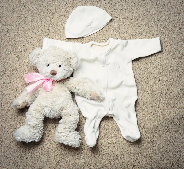 一套时尚新潮的东西和刚出生的婴儿的玩具熊 — 图库照片