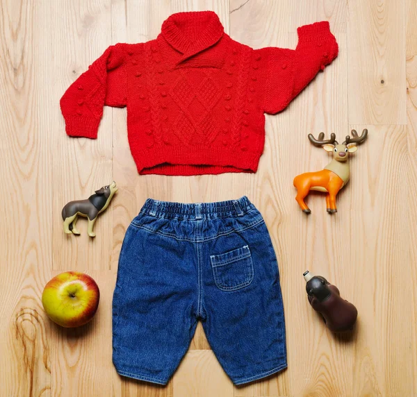 Bovenaanzicht mode trendy look van babykleding en speelgoed spullen op th — Stockfoto