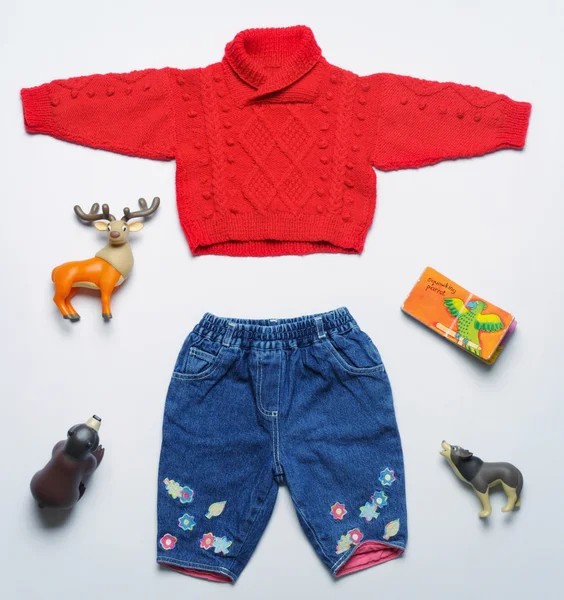 Vue de dessus mode look tendance de vêtements de bébé et de jouets trucs — Photo