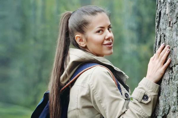 Young woman enjoing and discovering nature in the forest, lifest — Stock Photo, Image