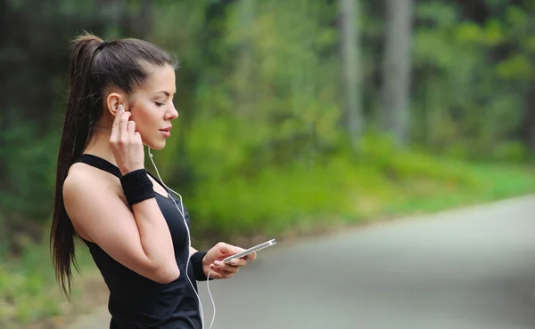 Gesunder Lebensstil Sportliche Frau mit Kopfhörerjogging in Beautif — Stockfoto
