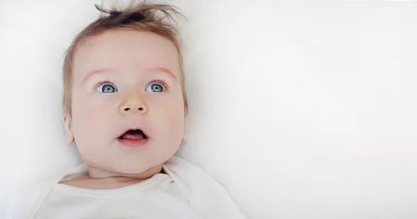 Retrato de pequeno menino bonito deitado no travesseiro branco macio — Fotografia de Stock