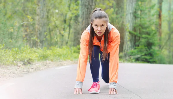 Estilo de vida saludable mujer deportiva que comienza a correr temprano en la mañana Imágenes De Stock Sin Royalties Gratis