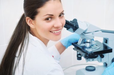 genç gülümseyen tıp araştırmacısı mikrofon seyir portresi