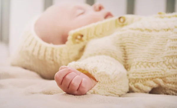 Cerca hasta poco mano de dormir lindo bebé recién nacido — Foto de Stock