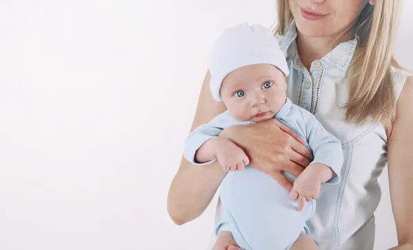 Gelukkig zorgzame moeder en haar kleine schattige babyjongen — Stockfoto