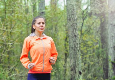 sağlıklı yaşam sportif kadın sabahın erken saatlerinde f çalışan