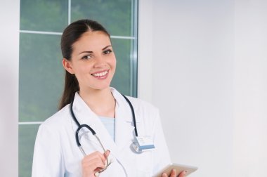 genç gülümseyen doktor Hastanesi'nde çalışırken tıp cihazları ile