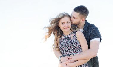 mutlu genç çift romantik ve eğlenceli dışında yaz aylarında var