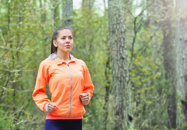 Estilo de vida saludable mujer deportiva corriendo temprano en la mañana en f —  Fotos de Stock