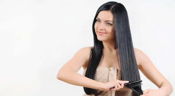 Schöne Frau kümmert sich um ihre starke gesunde helle Haare, Wellness — Stockfoto