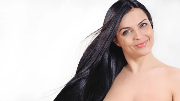 Hermosa mujer con fuerte cabello brillante y fuerte viento, belleza spa — Foto de Stock