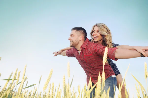 Heureux jeune couple amoureux ont romance et plaisir au champ de blé i — Photo